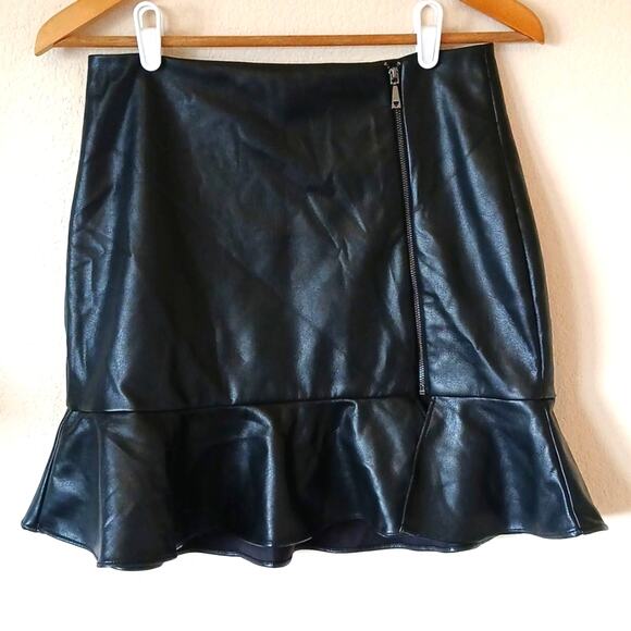 Guess Caspian Faux Leather Skirt With Zipper And Ruffle Hem - Picture 2 of 6